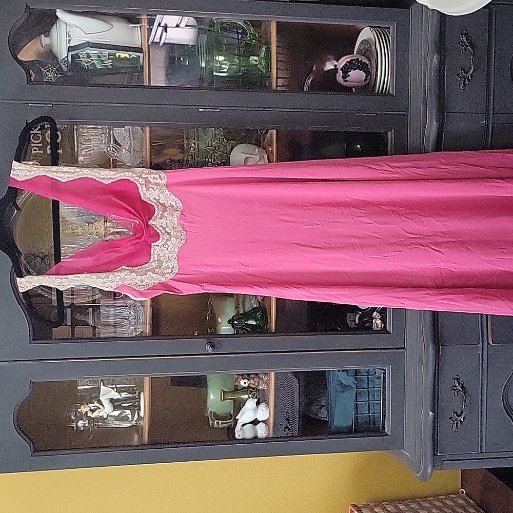 Vintage 1950s bright pink Glydon's of Hollywood Nightgown